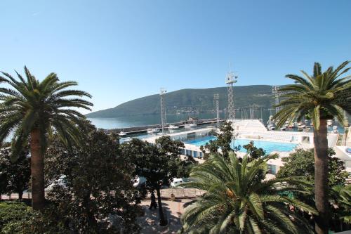 Uitzicht op het zwembad bij Apartments Porto Škver of in de buurt