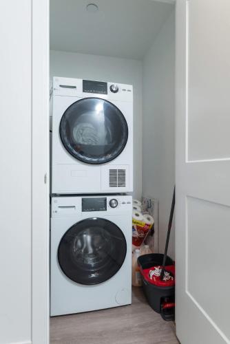 a washing machine and a dryer in a room at Central Penthouse Harvard MIT Spacious Gym & Work in Cambridge