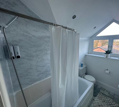 Ένα μπάνιο στο 2 Bedrooms in Macclesfield city centre