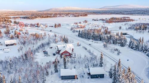 アカスロンポロにあるPitkäkuusen Helmiの雪の村の空の景色