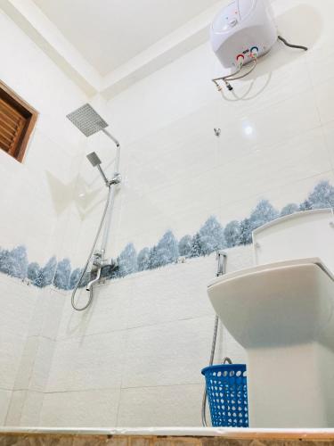 a bathroom with a shower and a toilet at Pepper Garden Ella in Ella