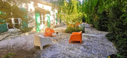 Κήπος έξω από το « Villa l’Enclos »