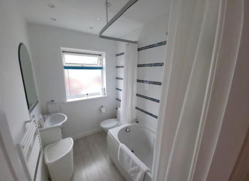 Ένα μπάνιο στο Quiet and specious 3 bed House