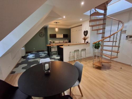 une cuisine et une salle à manger avec une table et un escalier dans l'établissement Appartement spacieux centre ville parking privé, à Tours