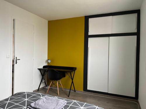 chambre privée jaune dans appartement partagé