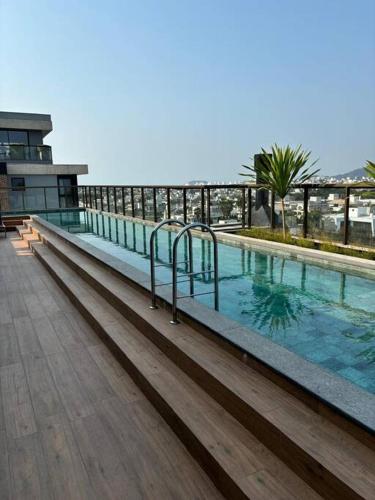 a swimming pool on top of a building at Apto Elegante com Localização Privilegiada e Rooftop incrível in Florianópolis