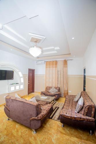 TV a/nebo společenská místnost v ubytování Epson's Villas