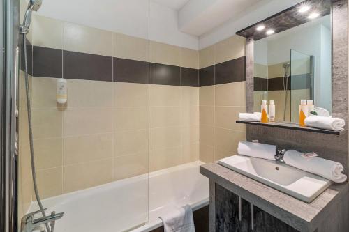 une salle de bain avec un lavabo et une baignoire dans l'établissement Le refuge urbain de Toulouse - ancien appartcity, à Toulouse