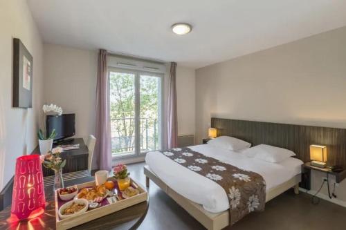 Cette chambre comprend un lit et un plateau/bouilloire. dans l'établissement Le refuge urbain de Toulouse - ancien appartcity, à Toulouse