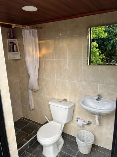 a bathroom with a toilet and a sink at Villa Gloria - Carmen de Apicalá in San Antonio