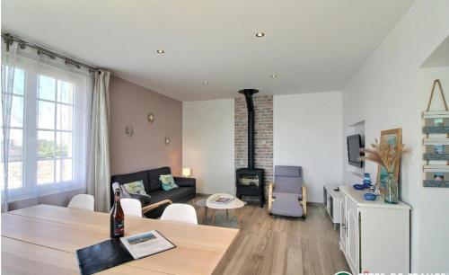 un salon avec un canapé et une table dans l'établissement Maison proche du Phare de Trézien vue mer, à Plouarzel