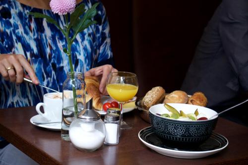 a person sitting at a table with a bowl of breakfast food at Schlaflounge in Hamburg