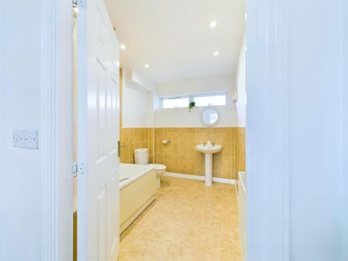 Bilik mandi di Signature Stays Accommodation - Cheltenham - Large 4 Bed House With Parking - Racecourse Accommodation