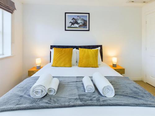 Katil atau katil-katil dalam bilik di Signature Stays Accommodation - Cheltenham - Large 4 Bed House With Parking - Racecourse Accommodation