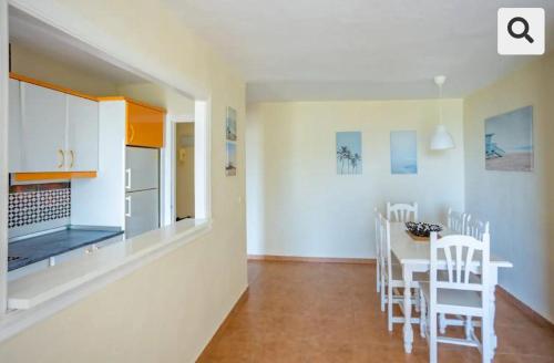 a kitchen and dining room with a table and chairs at Azul Zahara in Zahara de los Atunes