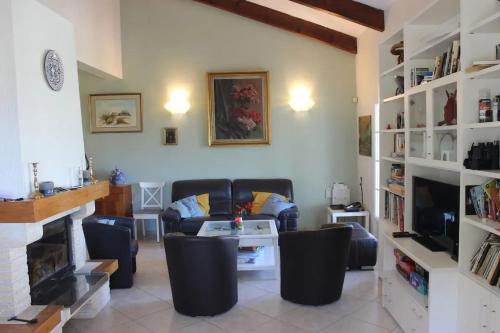 un salon avec un canapé et une télévision dans l'établissement Villa spacieuse à Saint-Florent avec piscine, à Saint-Florent