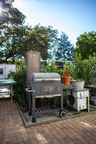 Ein für Gäste verfügbarer Grill in der Pension