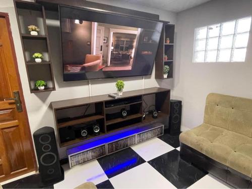 Televisyen dan/atau pusat hiburan di casa bien