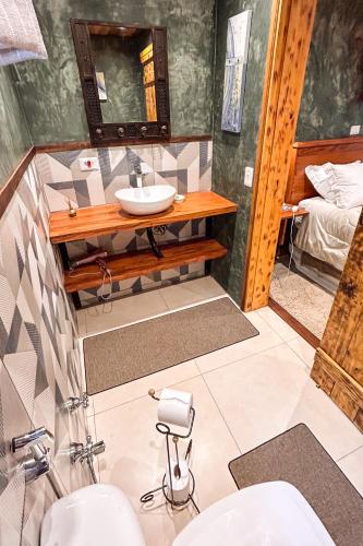 a bathroom with a sink and a mirror at CHALÉS LUAR DO PICO in Santo Antônio do Pinhal