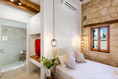 Una cama o camas en una habitación de The calopes suites