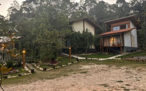 a house with a pathway leading to it at CHALÉS LUAR DO PICO in Santo Antônio do Pinhal