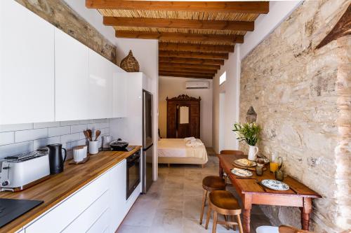 Una cama o camas en una habitación de The calopes suites