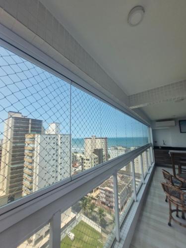 大普拉亚AP Elegante e luxuoso no Caiçara的可欣赏城市景观的阳台