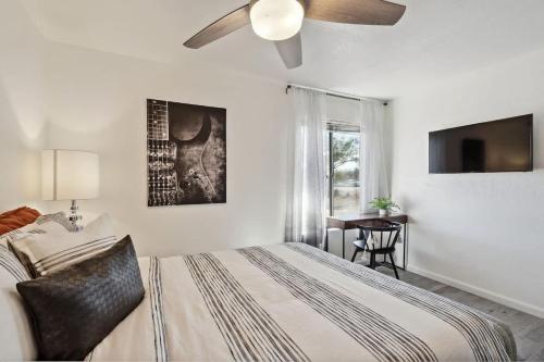 a bedroom with a bed and a ceiling fan at Oro Valley Lux Stay in Tucson