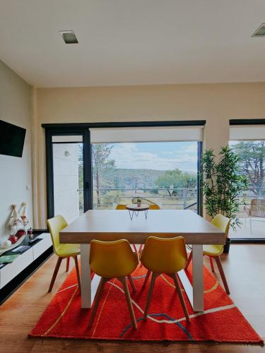 a dining room with a table and chairs at Junção - Apartamentos Completos in Miranda do Douro
