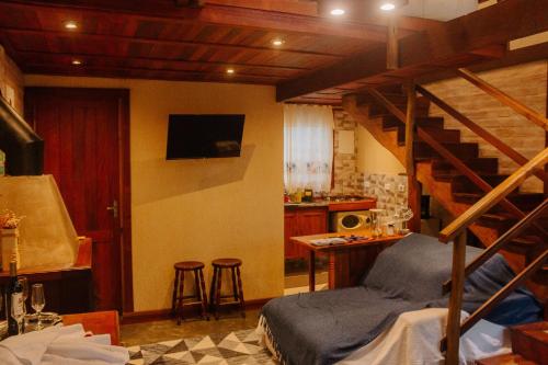 a bedroom with a bunk bed and a kitchen at CHALÉS LUAR DO PICO in Santo Antônio do Pinhal