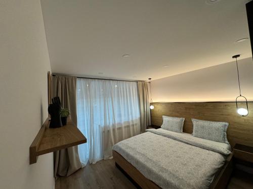a bedroom with a bed and a window at CentraLuxury in Piatra Neamţ