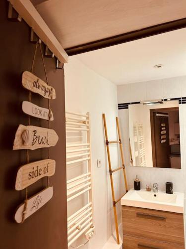 La salle de bains est pourvue d'un lavabo et de serviettes murales. dans l'établissement Studio Oasis de paix centre Aix en Provence, à Aix-en-Provence