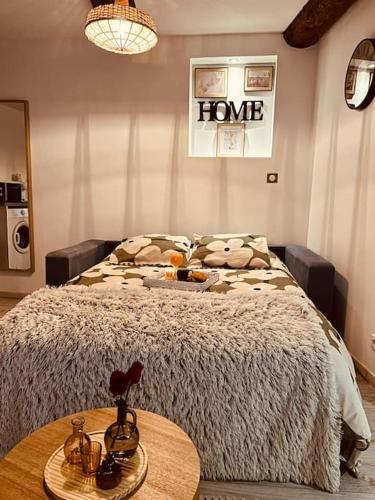 une chambre avec un grand lit et une table avec une table sidx sidx dans l'établissement Studio Oasis de paix centre Aix en Provence, à Aix-en-Provence