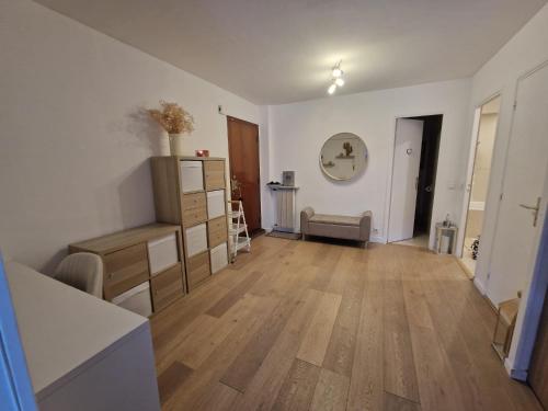 - un salon vide avec parquet et murs blancs dans l'établissement Charmant 2 pièces Centre Ville, à Nice