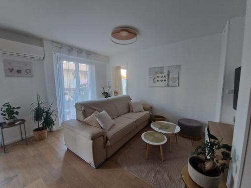 un salon avec un canapé et une table dans l'établissement Charmant 2 pièces Centre Ville, à Nice