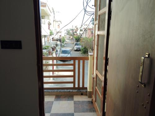Φωτογραφία από το άλμπουμ του Doon Niwas Homestay Two- Bedroom 1st Floor- Mountain view, near main Picnic Spots, comfortable peaceful central Family-friendly σε Ντεχράντουν