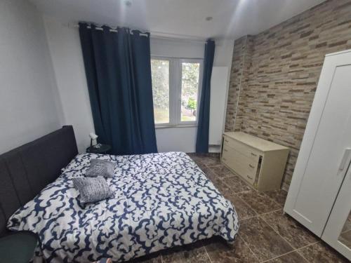 a bedroom with a bed and a window at Luxe Bruxelles in Brussels