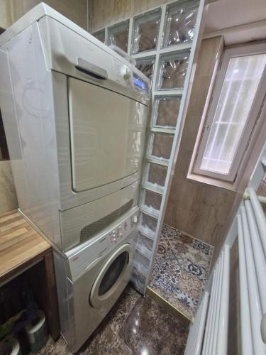 a washer and dryer in a small kitchen at Luxe Bruxelles in Brussels