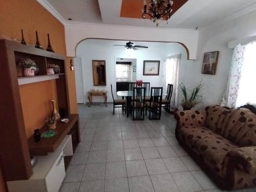 a living room with a couch and a table at Alojamiento en La Ceiba in La Ceiba