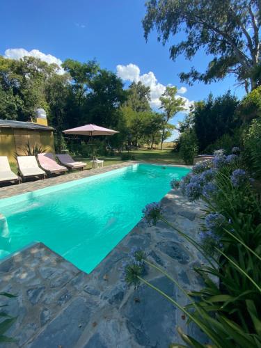 Una piscina con agua azul en un patio. en Laureles, en Zenón Videla Dorna