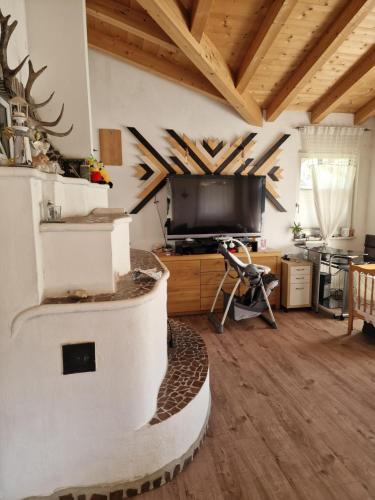 TV a/nebo společenská místnost v ubytování Chalet Fini