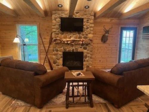 a living room with two couches and a fireplace at Cozy Cabin Retreat for Your Perfect Getaway in Imperial