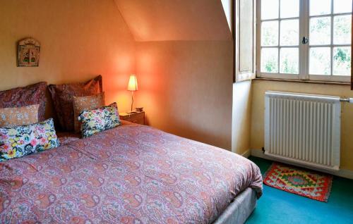 a bedroom with a large bed and a window at Beautiful Home In Yèvre-La-Ville in Yèvre-la-Ville