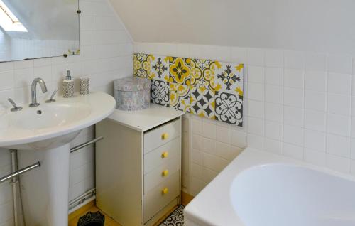 a bathroom with a sink and a toilet and a tub at Beautiful Home In Yèvre-La-Ville in Yèvre-la-Ville