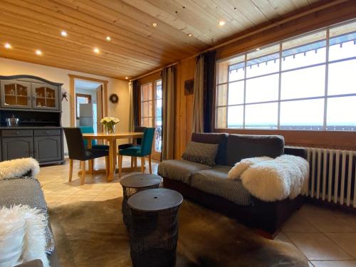 een woonkamer met een bank en een tafel bij gentiane in Les Gets