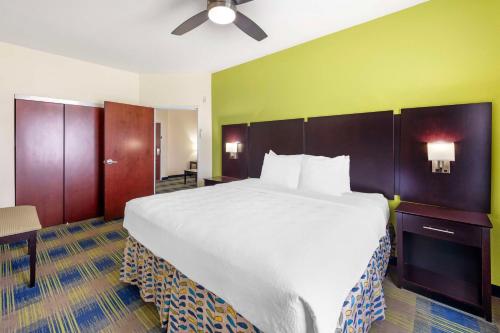 Ένα ή περισσότερα κρεβάτια σε δωμάτιο στο Best Western Plus Pratt