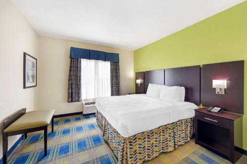 Ένα ή περισσότερα κρεβάτια σε δωμάτιο στο Best Western Plus Pratt