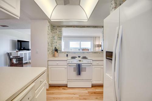 Köök või kööginurk majutusasutuses Beachfront Condo with Pool Access in Ponce Inlet
