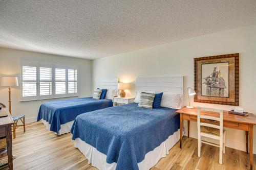 Voodi või voodid majutusasutuse Beachfront Condo with Pool Access in Ponce Inlet toas
