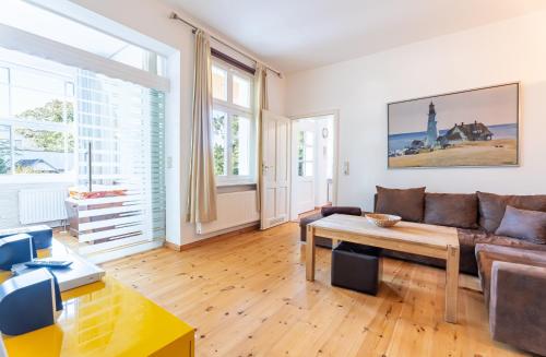ein Wohnzimmer mit einer Couch und einem Tisch in der Unterkunft Achtern in Heringsdorf